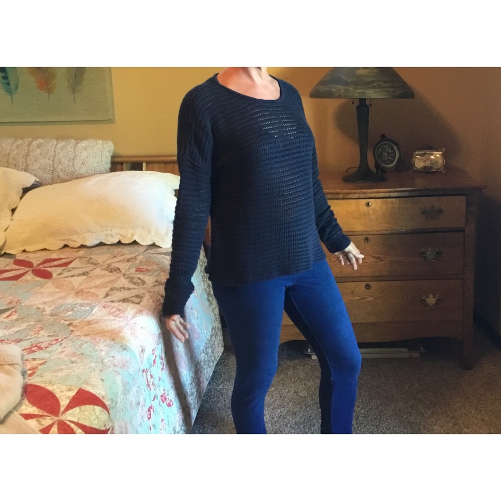 Volcom sweater size medium